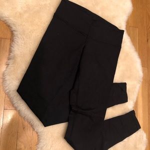 Black like new lululemon wunderunders